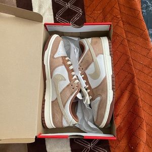 Nike medium-curry dunk lows.